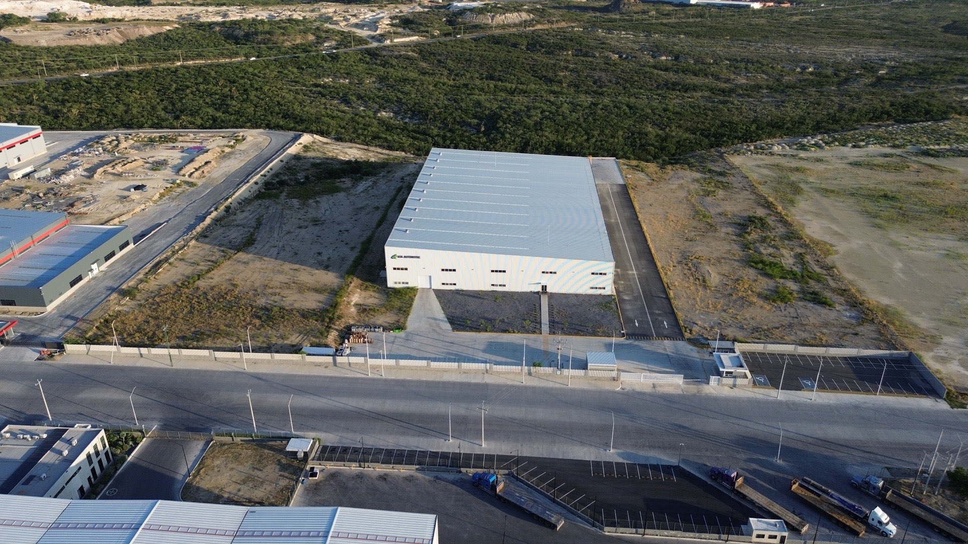 Vista aérea de nave industrial